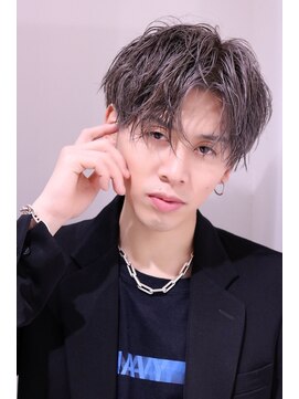 ネイビー(NAVY) ブリーチシルバーカラー イメチェン グレーミルクティー 銀髪