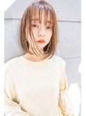 グレージュカラーシルキーべージュ、デザインカラー斜めバング