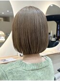 切りっぱなしショートボブハイトーンカラーミルクティーベージュ