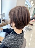 トップにボリュームのあるショートスタイル
