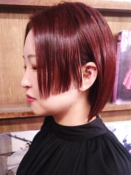 深みボルドーとステップカットで大人モードに ブリーチなし