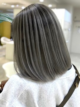 シャルムバイケンジ(Charm.by KENJE) デザインカラーバレイヤージュ細めハイライト白髪ぼかし東京銀座