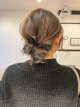 スリーバイザサロン(THREE by the salon) ルーズシニヨン