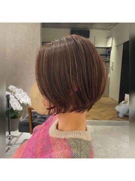 ウベア(uvea) 【ハイライトカラーでワンランク上のオシャレを】ショートボブ