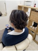 ゆるっと下めシニヨンで可愛く。