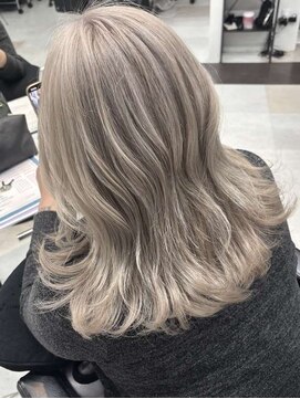 ビーシャンス(B.Chance) ホワイトグレージュ