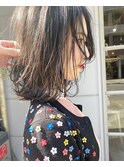 黒髪でも透明感のある外ハネミディアム