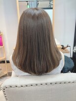 イーラ(era)&nbsp;《era》透明感カラー アッシュグレージュ 艶ツヤストレート みわ