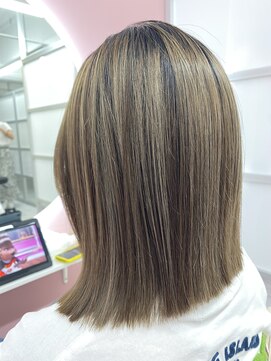 ビンナ(BINNA) 切りっぱなしボブ×バレイヤージュ