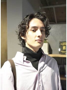 キュー(Cue_) 外国人風カーリープードルパーマのミディアムヘア 3【影山】