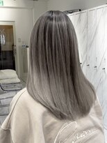 ヨロ 上野(YOLO)&nbsp;ハイライトカラーミルクティーベージュレイヤーカット