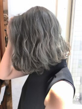 ランプ ヘアー(lamp hair) 【lamp】グレージュ、切りっぱなし前下がりボブ