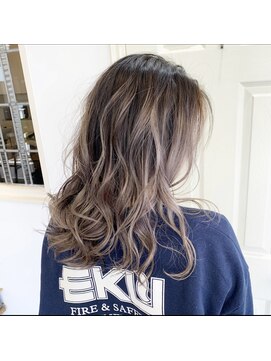 ヴィコロ(vicolo) セピアべージュバレイヤージュ