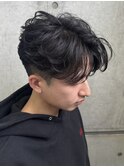 刈り上げセンターパート黒髪ビジネスサイドパート前下がり短髪