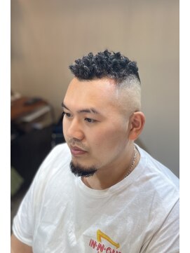 イナセパーラー ハナレ(INASE PARLOR HANARE) ボルサリーノパーマスキンフェード