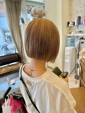 ブロッサム 東中野店 ハイトーンホワイトブロンド×韓国風切りっぱなし小顔ボブ