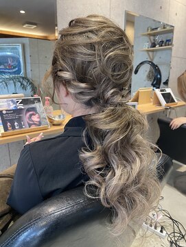 スジ系ロープ編みローポニーテールヘア