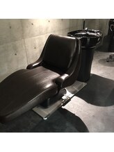 【Q&A】シャンプー中もリラックスしたいのですが、首や腰に負担のない特別な設備はありますか？