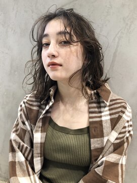 アイティー バイ アルバム 浦和店(IT by ALBUM) ゆるふわウェーブ_ハイライトカラーオリーブカラー_57136