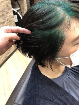 キャラ 池袋本店(CHARA) 白髪をモードでお洒落に。ビリーアイリッシュ風最先端カラー。