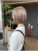 ミルクティーベージュのハイトーンボブ