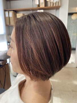 ツヤ感ブラウン×丸みショートボブ