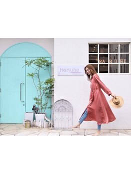 シンプルでナチュラルな白い外観が目印♪くつろげる空間でまつ毛パーマやセルフエステも可能◎【府中市】