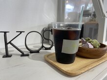 【KOSのリラックスポイント 3】待ち時間のフリードリンクサービス。