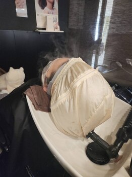 ヘアアンドビューティー クアトロ 戸祭店(QUATRO)の写真/頭皮をほぐし健康的な美髪へ♪凝り固まった頭皮をほぐすツボを捉えたマッサージでお客様を癒しのひとときへ