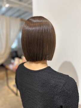 シアン(CyAN) ブリーチなしベージュとぱっつんボブ