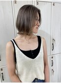 レイヤーボブくびれヘア外ハネミルクティーグレージュカラー