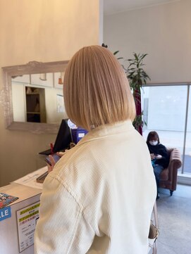 マカロンコワフュールドウシワカマル(macaron coiffure de ushiwakamaru) blonde bob