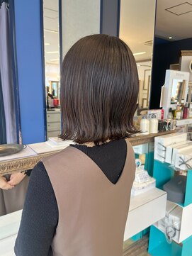 コワファースト 大分(COIFF1RST) 赤みの少ないベージュカラーの切りっぱなしボブ