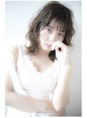 グレージュ ひし形シルエット 切りっぱなしボブ エアリー
