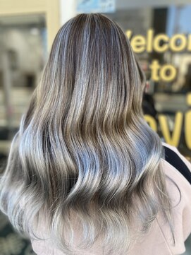 ラビス クローバー(Lovis clover) シルバー　バレイヤージュ　くびれヘア　韓国