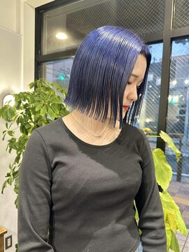 ホリー(HOLLY) 切りっぱなしボブ×ネイビー