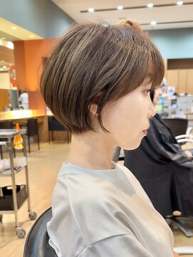 アイドットプラスサッポロ 札幌(i.+SAPPORO) 小顔に見えるショート前髪イメチェンネビージュ黒髪白髪ぼかし