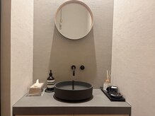 ソロ(SOLO)の雰囲気（スタイリッシュの中に和を意識したRestroom。落ち着いた雰囲気◎）