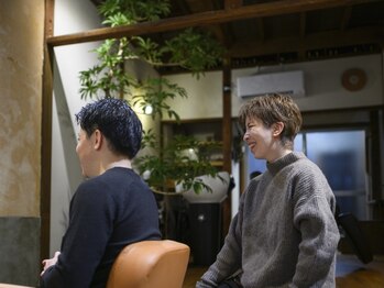 よろ家の写真/【中洲川端駅徒歩7分】髪の悩みも話しやすいプライベート空間で女性スタイリストが仕上げまで担当します◎