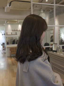 ロマリア(Lomalia) ミディアム/ナチュラルカラーグレージュ