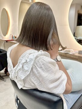 ヒビヲ(HIBIO) 切りっぱなしボブタッセルボブダブルカラーブリーチグレージュ