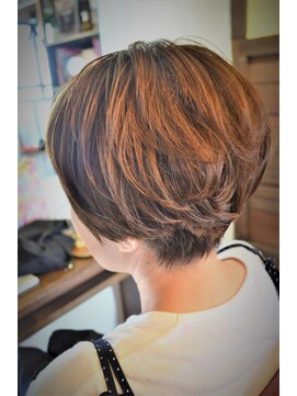 ピースリーヘア バイ カーサ(peathree.hair by CASA) ショートグラデーション×ムーブパーマ