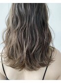 立体感と透明感のある大人のハイライトシルバーカラー