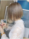 ワンカラー外国人風カラー柔らかベージュブロンド／ショートボブ