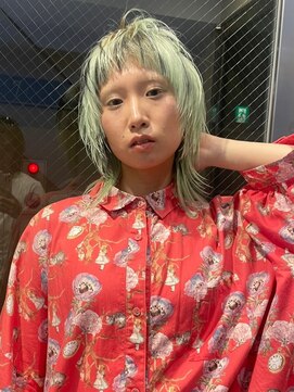 シティ(sity.) ハイレイヤー　ウルフカット　ブリーチカラー　ミントカラー