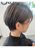 立体感◎ハイライト耳掛けショートボブ