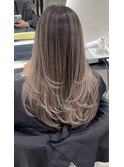 グレージュバレイヤージュカラー×レイヤーカット
