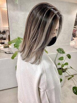 ジーナリア(Xena ria) ホワイトシルバー/ホワイトブロンド/チャコールグレー★114