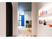 青い扉を開けて広がる美の空間　[髪質改善/白髪ぼかし/ハイライト/ヘッドスパ/カラー]