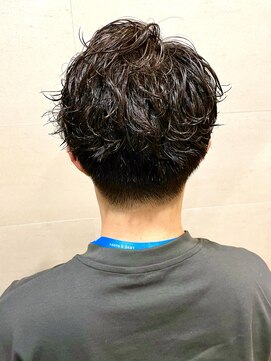 グレイスフル バーバープラチナム 六本木店(Graceful Barber platinum) センターパート外ハネミックススパイラルパーマ